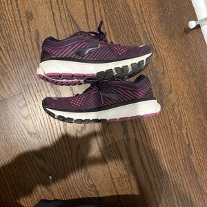 Brooks Women's Purple Sneakers